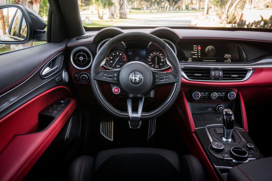 Торпедо Alfa Romeo Stelvio Quadrifoglio NRING (949) 2019 года  (NA) (фото 27 из 31)